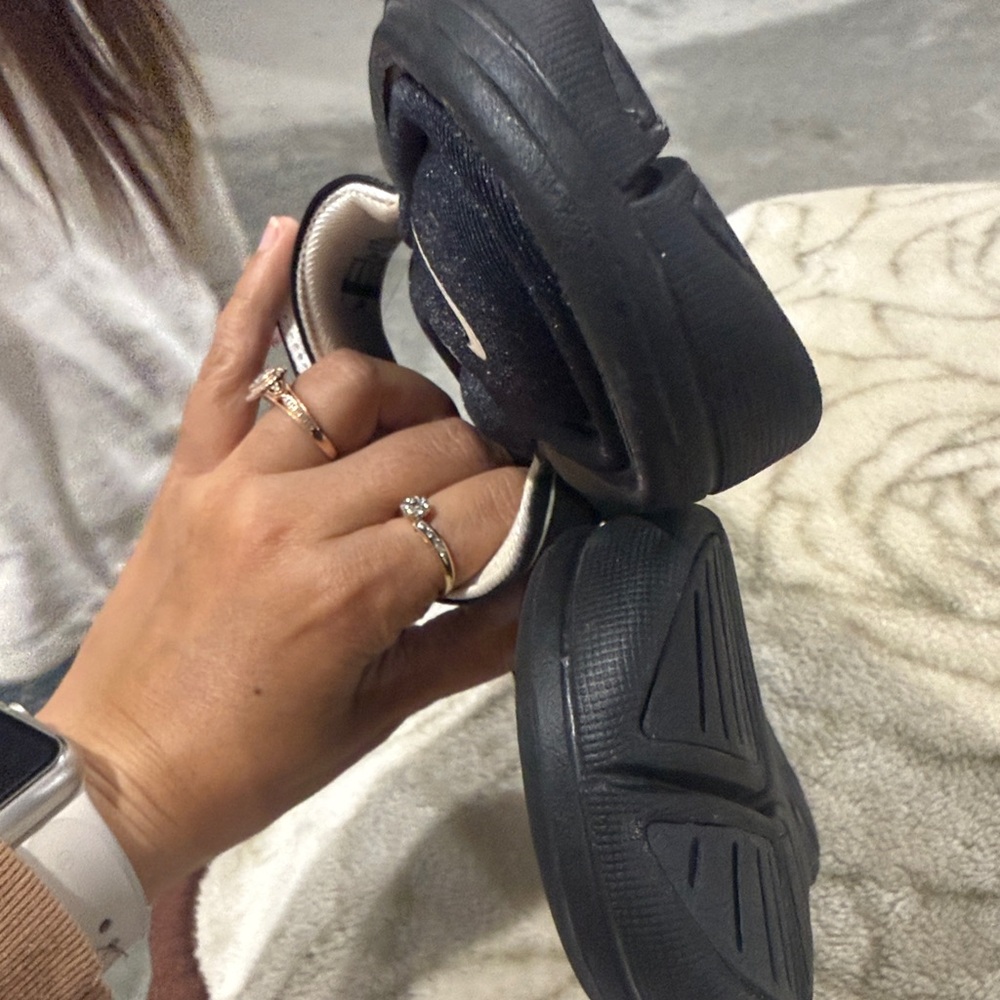 *NEW* Nike Women's Black and Cream Comfort Sandals - Picture 9 of 10